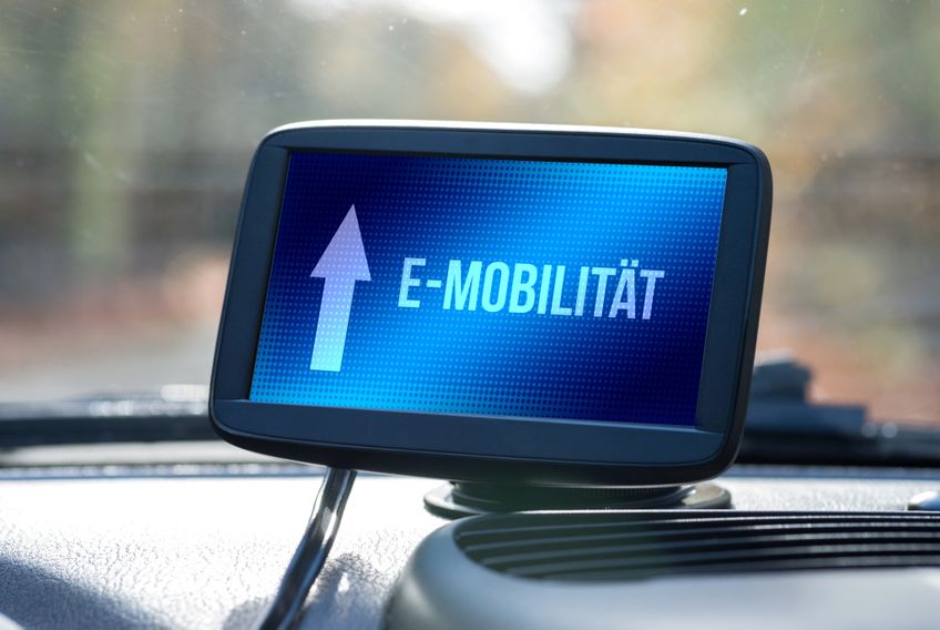 Navi-Display mit Aufschrift E-Mobilität