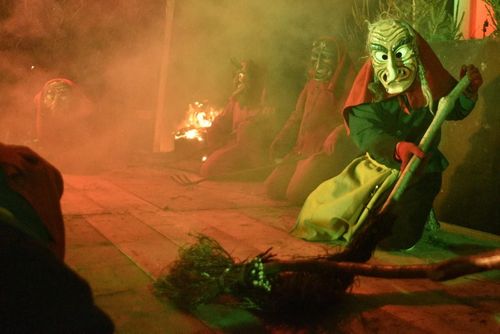 Die Hexen mit Holzmaske und buntem Kostüm sorgen für gespenstische Stimmung in Löffingen. 