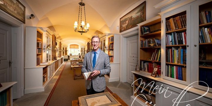Prinz Bernhard in der Bibliothek von Schloss Salem