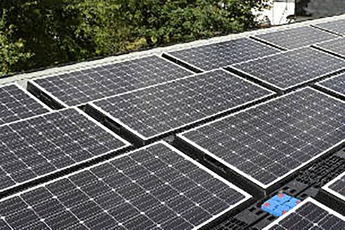 Durch eine Aufständerung der Solarmodule kann eine Photovoltaik-Anlage auch auf dem Flachdach optimal ausgerichtet werden.