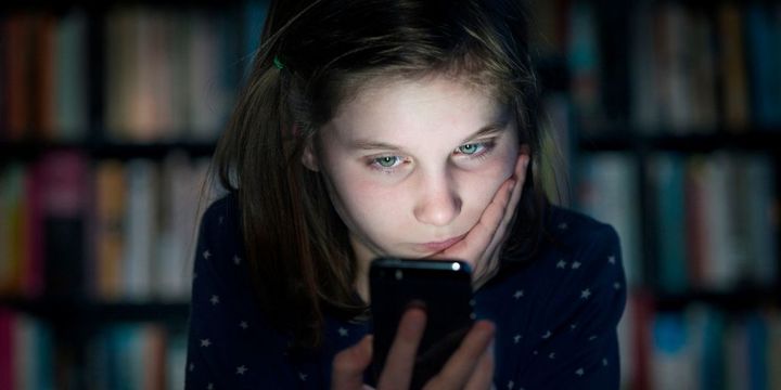 Cyber mobbing verängstigtes Mädchen mit Smartphone