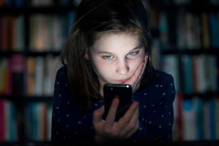 Cyber mobbing verängstigtes Mädchen mit Smartphone
