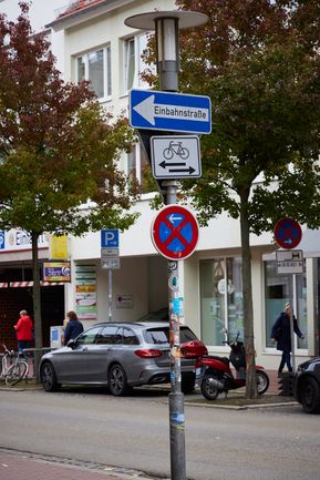 Für Fahrräder freigegebene Einbahnstraße mit Schildern