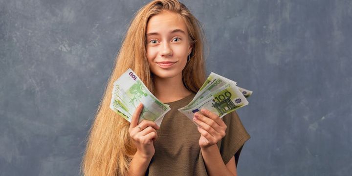 Schülerin mit Geld aus ihrem Ferienjob