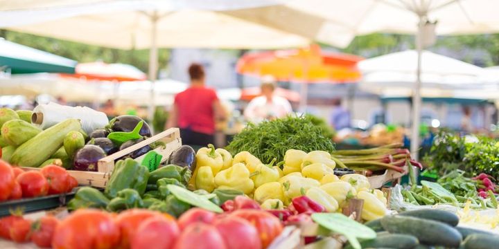 Wochenmarktstand mit Obst und Gemüse
