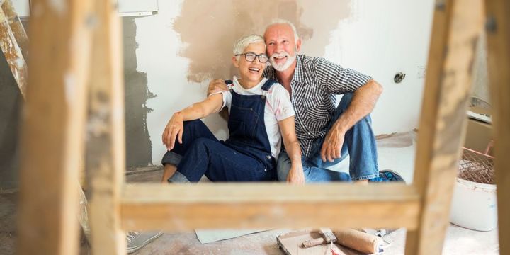 Best Ager Paar renoviert die Wohnung