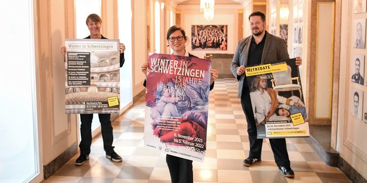 Holger Schultze, Ulrike Schumann und Thomas Böckstiegel zeigen Plakate aus drei verschiedenen Festivaljahren