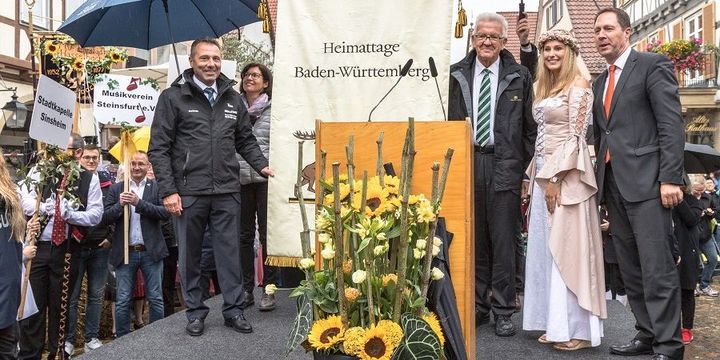 Übergabe der Heimattage-Fahne an Sinsheim