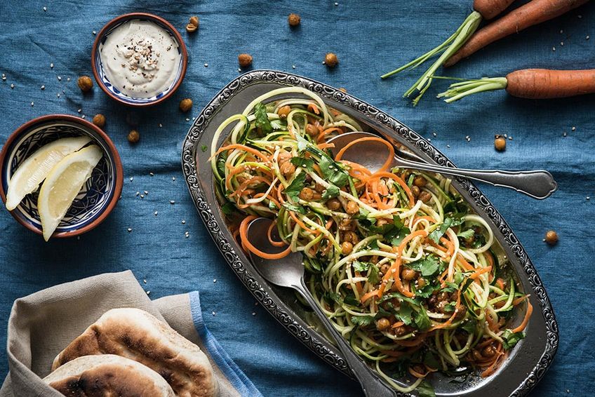 Möhren-Zucchini-Salat mit Kichererbsen und geröstetem Sesam