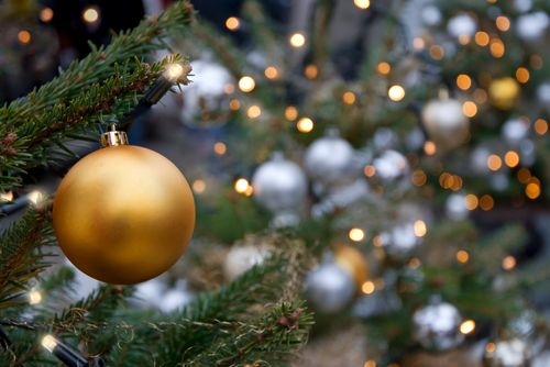 Nahaufnahme Weihnachtsbaum mit Kugeln und Lichterkette