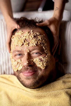 Ulf Tietge probiert eine Kürbis-Haferflocken-Gesichtsmaske aus