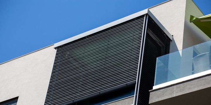 moderne Hausfassade mit Rollladen Sonnenschutz