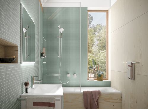 Helles, modernes Badezimmer mit Wanne