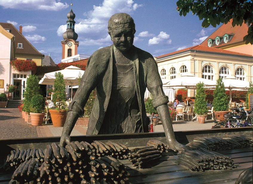 Bronzeskulptur "Die Spargelfrau" in Schwetzingen