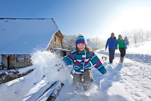 Im Schnee spielendes Kind im Schwarzwald