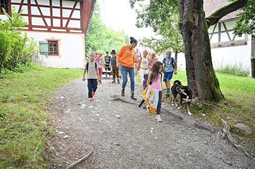 Jeden Sonntag gibt es kostenlose Führungen durch das Gelände. Ein Foto von Kindern bei einer Führung.