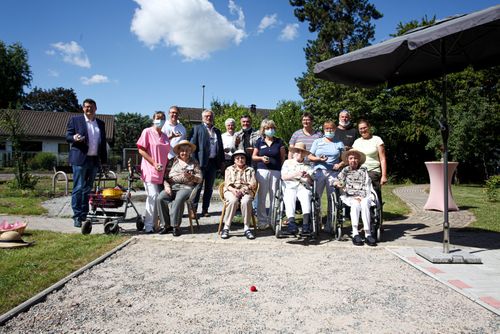 Eröffnung der Boule-Anlage im Plankstadter Altenpflegeheim Sancta Maria mit Mitgliedern des Schwetzinger Rotary Clubs, Betreuern und Bewohnern des Heimes.