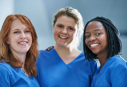 Team von drei weiblichen Pflegekräften