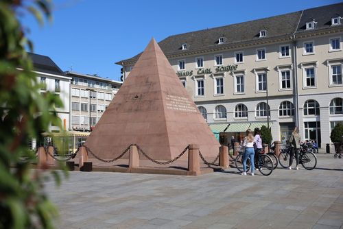 Die Pyradmie von Markgraf Karl Wilhelm auf dem Marktplatz in Karlsruhe