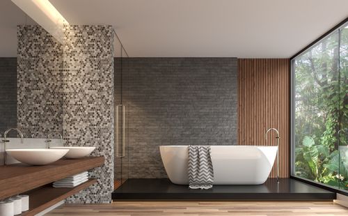 Bad mit Wandgestaltung aus Fliesen, Stein und Holz