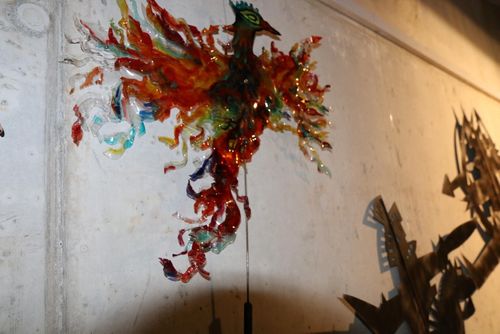 Eine Ausstellungsimprerssion des Schattentheatermuseums mit an der Wand hängender Kunst.
