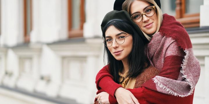 zwei junge Frauen mit modischen Brillen