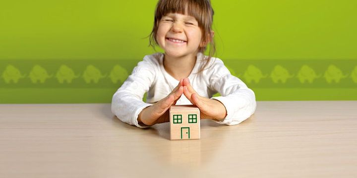 Kind schützt Haus - Gebäudeversicherung Konzeptbild
