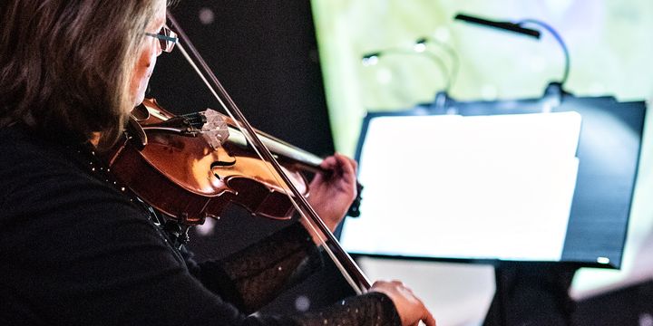 Die Musikerin Caroline Korn spielt Violine, es liegen Noten auf einem Notenständer