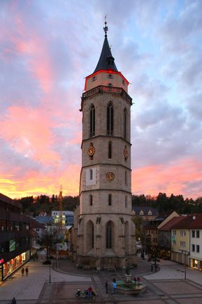 Turm mit Festbeleuchtung zum Reformationsjubiläum 2017