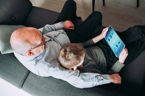 Opa und Enkel mit TabletMit den Smart-Home-Apps lässt sich das