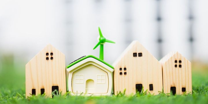 Modelle von Häusern und einer Kleinwindkraftanlage im Wohgebiet