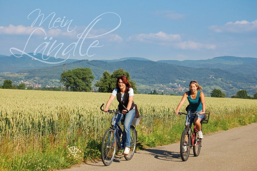 Zwei Radfahrerinnen auf der Hofladentour bei Bühl in Baden