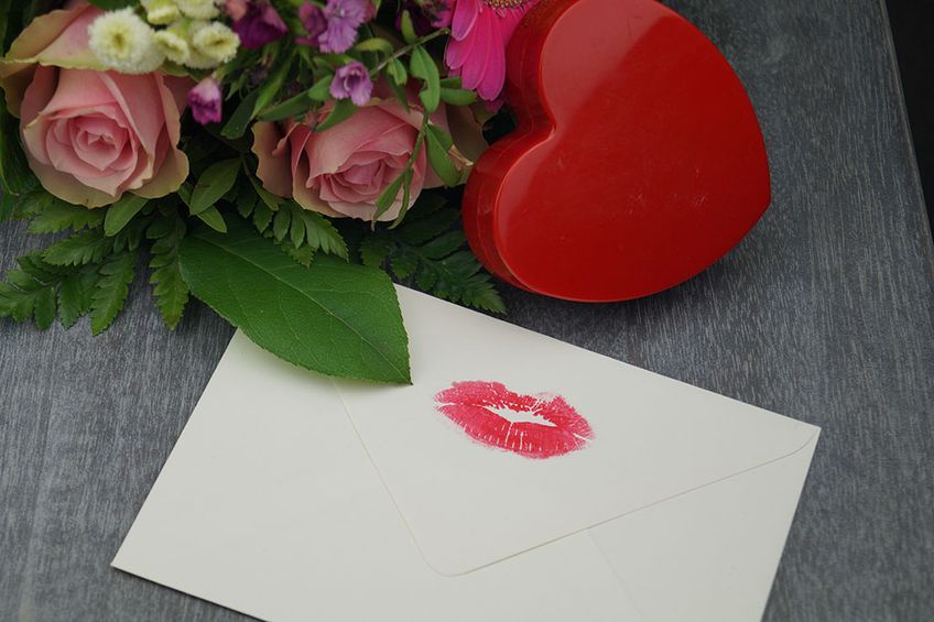 Liebesbrief mit Kuss zum Valentinstag