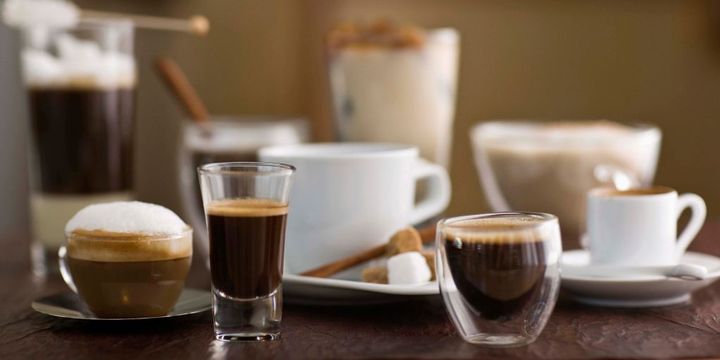 Unterschiedliche Kaffee-Varianten in Gläsern und Tassen