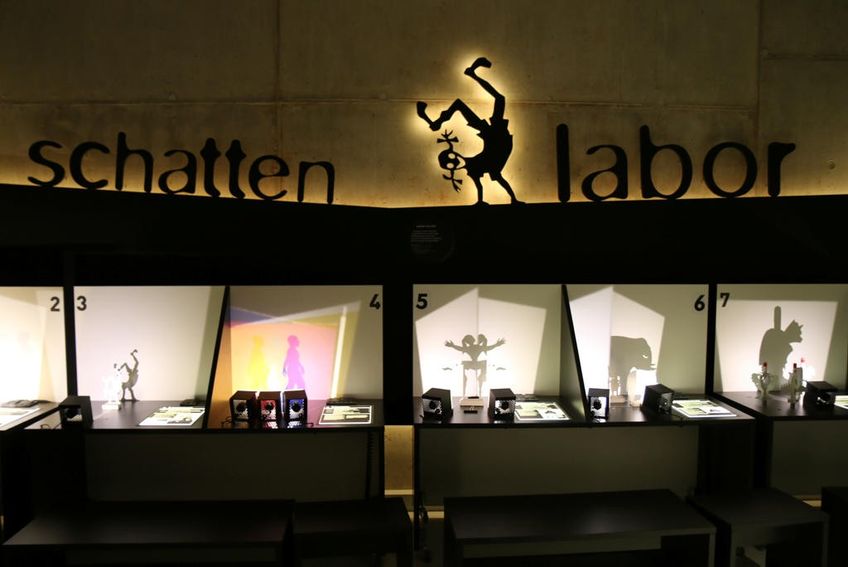 Ein Einblick in das Schattenlabor des Schattentheatermuseums "Schattenreich".