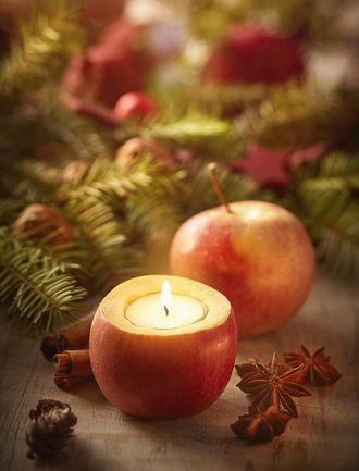 Essbare Weihnachtsdeko: ein Apfel mit Teelicht