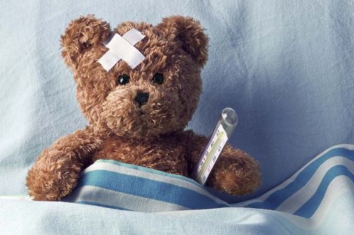 Ein Teddy im Krankenbett