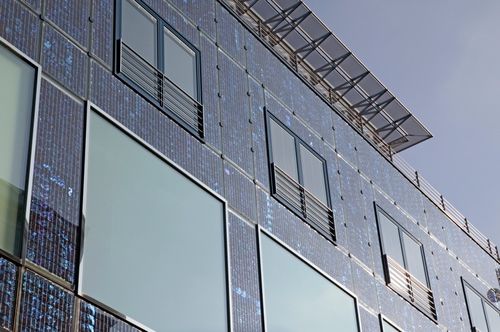 Fassade eines Gebäudes mit Solarmodulen