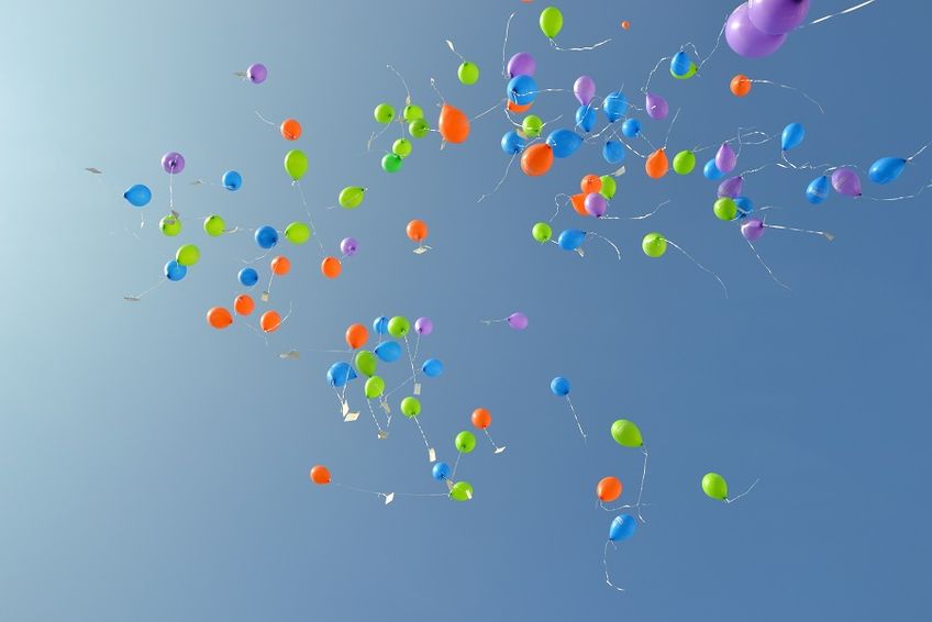 Luftballons kündigen das Jubiläumsjahr an.