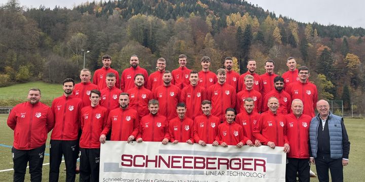 Die Erste und Zweite Mannschaft des FV Wildbad präsentieren ihre neuen Trainingsanzüge, die vom Personalleiter der Firma Schneeberger, Michael Werner (u.r.), jetzt offiziell übergeben wurden.