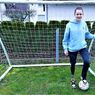Nicola Roos vor einem Fußballtor in ihrem Garten