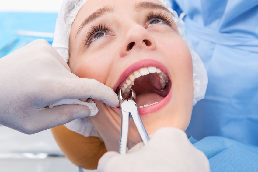Patientin bekommt Zahn gezogen