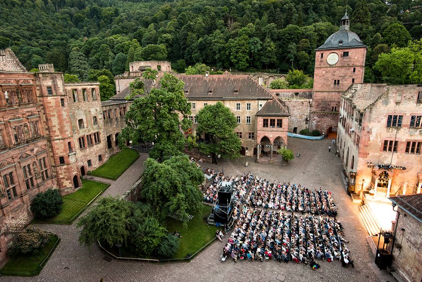 Im Sommer finden die Heidelberger Schlossfestspiele unter freiem Himmel statt.