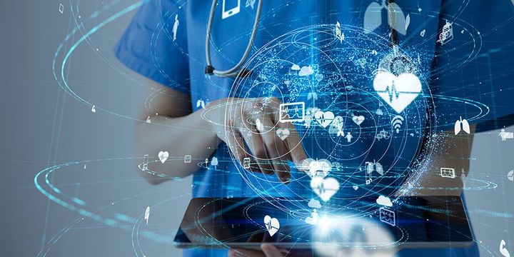 Krankenschwester mit Tablet, Konzept-Bild mit herumschwebenden Symbolen für Digitales