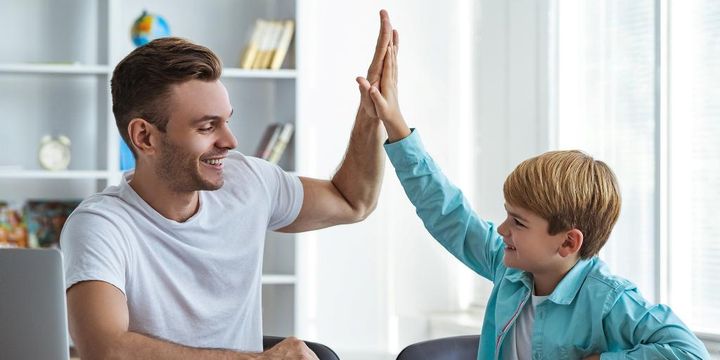 Nachhilfelehrer und Schüler geben high five