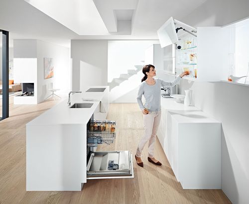Frau in moderner weißer Küche