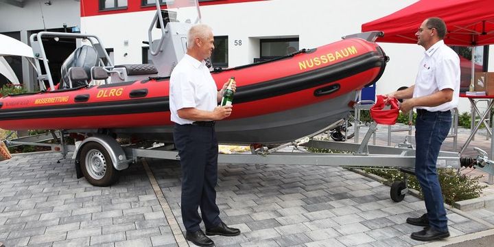 Klaus Nussbaum tauft das DLRG-Motorboot.