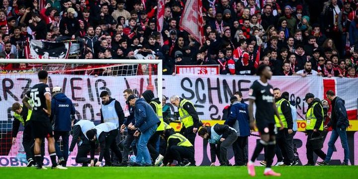 Fans des SC Freiburg protestieren gegen den von der Deutschen Fußball Liga (DFL) angestrebten Investoren-Einstieg und werfen Süßigkeiten. Kurz nach Beginn der 2. Halbzeit wurden aus dem Fanblock der Breisgauer zwei ferngesteuerte Flieger gestartet.