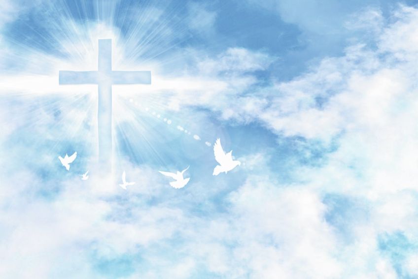Symbolbild für Pfingsten: Kreuz in den Wolken mit Tauben