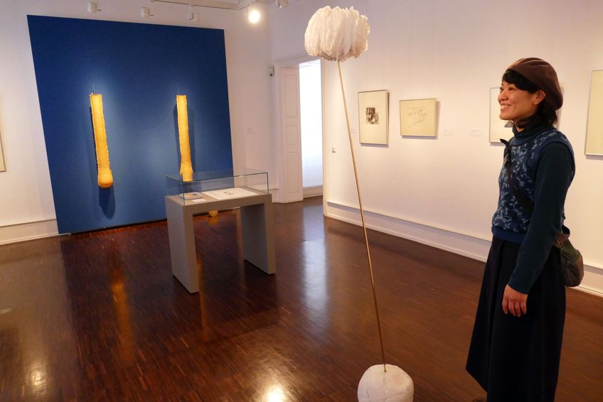 Peco Kawashima führt durch die Ausstellung „Grafik! Grafik!“ im Stadtmuseum, die auch Werke der Künstlerin selbst beinhaltet.